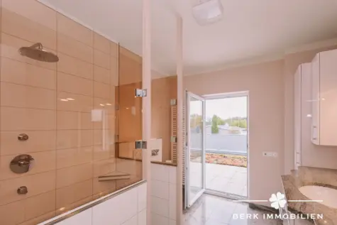 BERK Immobilien – Exklusives Penthouse mit Aufzugzugang, großzügiger Terrasse und Odenwaldblick - Badezimmer (131684)