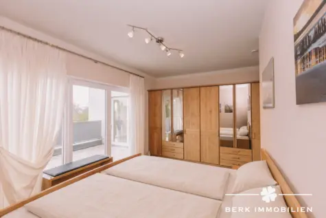 BERK Immobilien – Exklusives Penthouse mit Aufzugzugang, großzügiger Terrasse und Odenwaldblick - Schlafzimmer (131682)