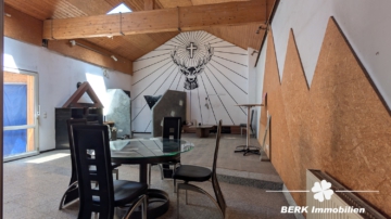 BERK Immobilien – Wohnen mit Potenzial: Unkonventionelle Immobilie in Hausen - Wohnzimmer (106370)