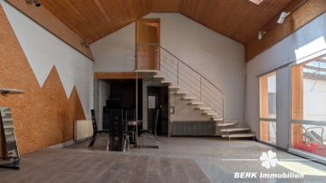 BERK Immobilien – Wohnen mit Potenzial: Unkonventionelle Immobilie in Hausen - Wohnzimmer (106371)