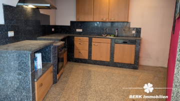 BERK Immobilien – Wohnen mit Potenzial: Unkonventionelle Immobilie in Hausen - Küche (106373)