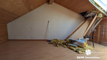 BERK Immobilien – Wohnen mit Potenzial: Unkonventionelle Immobilie in Hausen - Schlafzimmer (106374)