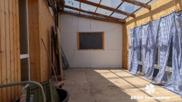 BERK Immobilien – Wohnen mit Potenzial: Unkonventionelle Immobilie in Hausen - Wintergarten (106375)