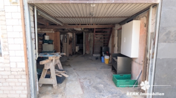 BERK Immobilien – Wohnen mit Potenzial: Unkonventionelle Immobilie in Hausen - Garage (106376)