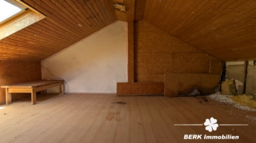 BERK Immobilien – Wohnen mit Potenzial: Unkonventionelle Immobilie in Hausen - Raum über Garage (106377)