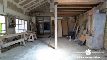 BERK Immobilien – Wohnen mit Potenzial: Unkonventionelle Immobilie in Hausen - Werkshalle (106378)