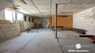 Werkshalle - BERK Immobilien – Wohnen mit Potenzial: Unkonventionelle Immobilie in Hausen