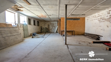 BERK Immobilien – Wohnen mit Potenzial: Unkonventionelle Immobilie in Hausen - Werkshalle (106379)
