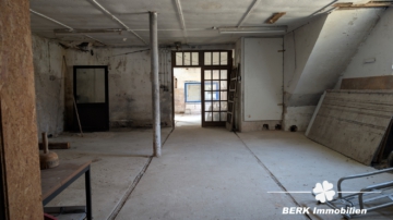 BERK Immobilien – Wohnen mit Potenzial: Unkonventionelle Immobilie in Hausen - Werkshalle (106380)