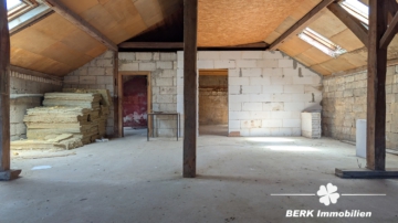 BERK Immobilien – Wohnen mit Potenzial: Unkonventionelle Immobilie in Hausen - Werkshalle (106381)