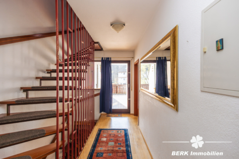 BERK Immobilien – Naturnähe und großes Platzangebot – 120 m² + ausgebautes Dachgeschoss am Waldrand - Flur 1.OG (118344)