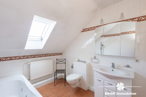 BERK Immobilien – Naturnähe und großes Platzangebot – 120 m² + ausgebautes Dachgeschoss am Waldrand - Badezimmer 2.OG (118353)