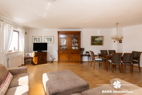 BERK Immobilien – Naturnähe und großes Platzangebot – 120 m² + ausgebautes Dachgeschoss am Waldrand - Wohn- und Essbereich 1.OG (118346)