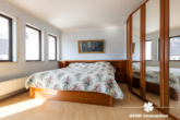 Schlafzimmer 2.OG - BERK Immobilien – Naturnähe und großes Platzangebot – Familientaugliches Reihenhaus in Waldrandlage