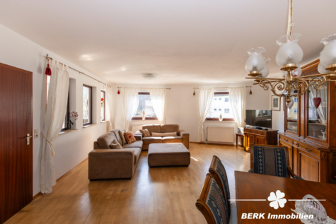 BERK Immobilien – Naturnähe und großes Platzangebot – 120 m² + ausgebautes Dachgeschoss am Waldrand - Wohn- und Essbereich 1.OG (118345)