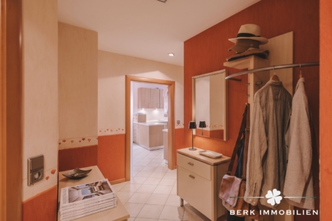 BERK Immobilien – Die attraktive Alternative zum Haus: Erdgeschosswohnung mit Garten in Kleinostheim - Eingang (KI-optimierte Nachbearbeitung) (126198)