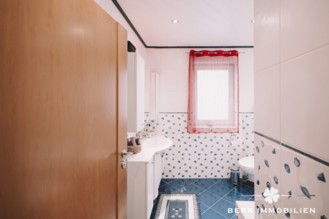 BERK Immobilien – Die attraktive Alternative zum Haus: Erdgeschosswohnung mit Garten in Kleinostheim - Bad 2 (KI-optimierte Nachbearbeitung) (126210)