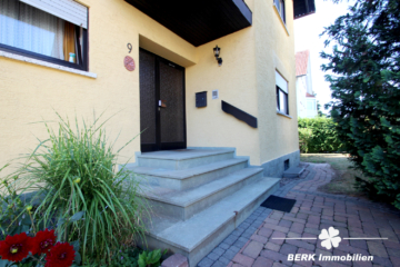 BERK Immobilien – Charmantes Einfamilienhaus mit Doppelgarage und großem Grundstück in Mainaschaff - Eingangsbereich außen (111742)