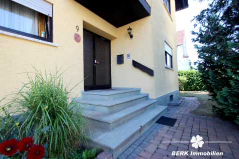 BERK Immobilien – Charmantes Einfamilienhaus mit Doppelgarage und großem Grundstück in Mainaschaff - Eingangsbereich außen (116872)