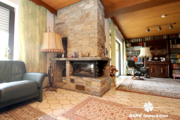 BERK Immobilien – Charmantes Einfamilienhaus mit Doppelgarage und großem Grundstück in Mainaschaff - EG Wohnzimmer (111744)