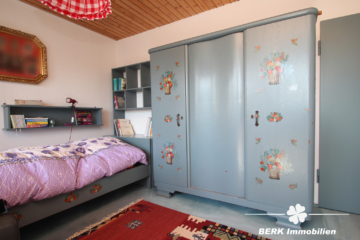 BERK Immobilien – Charmantes Einfamilienhaus mit Doppelgarage und großem Grundstück in Mainaschaff - OG Zimmer II (111747)