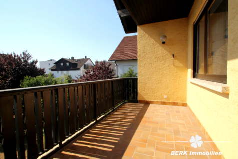BERK Immobilien – Charmantes Einfamilienhaus mit Doppelgarage und großem Grundstück in Mainaschaff - OG Balkon (116883)