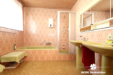 OG Badezimmer - BERK Immobilien – Charmantes Einfamilienhaus mit Doppelgarage und großem Grundstück in Mainaschaff
