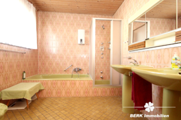 BERK Immobilien – Charmantes Einfamilienhaus mit Doppelgarage und großem Grundstück in Mainaschaff - OG Badezimmer (111751)
