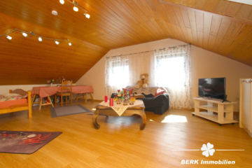 BERK Immobilien – Charmantes Einfamilienhaus mit Doppelgarage und großem Grundstück in Mainaschaff - DG Wohn- und Schlafbereich (111752)