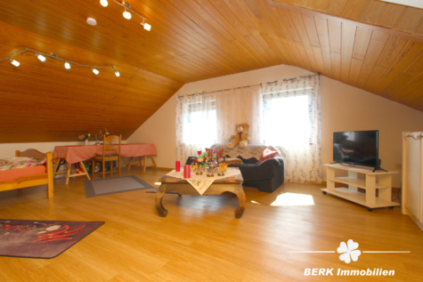 BERK Immobilien – Charmantes Einfamilienhaus mit Doppelgarage und großem Grundstück in Mainaschaff - DG Wohn- und Schlafbereich (116885)