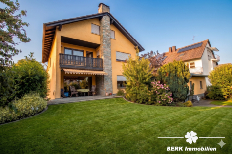 BERK Immobilien – Charmantes Einfamilienhaus mit Doppelgarage und großem Grundstück in Mainaschaff - Außenansicht - KI bearbeitet (121422)