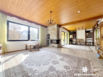 BERK Immobilien – Charmantes Einfamilienhaus mit Doppelgarage und großem Grundstück in Mainaschaff - Wohnzimmer (111992)