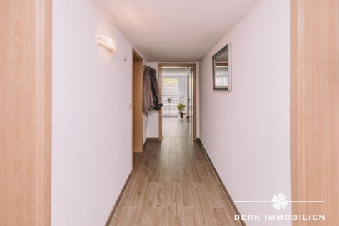 BERK Immobilien – Saniertes 3-Familienhaus mit drei Wohneinheiten, vielseitigem Wohnkeller und großem Garten in Rodgau - KG - Diele (126712)