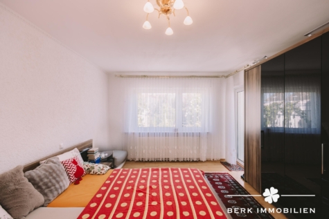 BERK Immobilien – Saniertes 3-Familienhaus mit drei Wohneinheiten, vielseitigem Wohnkeller und großem Garten in Rodgau - EG - Schlafzimmer mit Zugang Terrasse (126696)