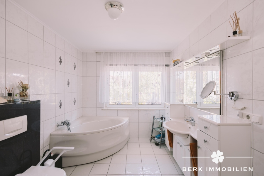 EG - Bad mit Eckbadewanne