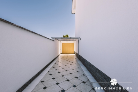 BERK Immobilien – Saniertes 3-Familienhaus mit drei Wohneinheiten, vielseitigem Wohnkeller und großem Garten in Rodgau - Garagenzufahrt (126688)