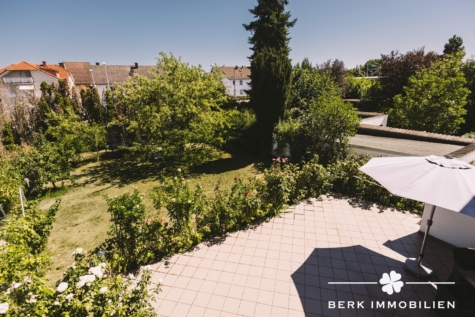 BERK Immobilien – Saniertes 3-Familienhaus mit drei Wohneinheiten, vielseitigem Wohnkeller und großem Garten in Rodgau - OG - Blick vom Balkon (126717)