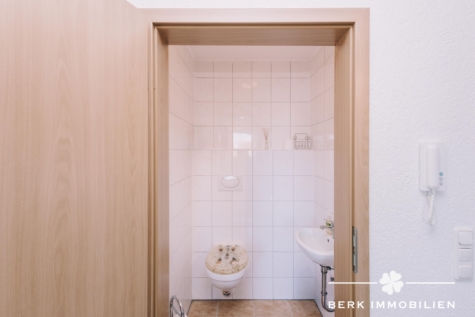 BERK Immobilien – Saniertes 3-Familienhaus mit drei Wohneinheiten, vielseitigem Wohnkeller und großem Garten in Rodgau - DG - Gäste-WC (126704)