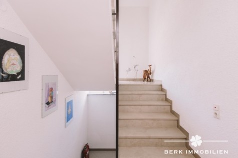 BERK Immobilien – Saniertes 3-Familienhaus mit drei Wohneinheiten, vielseitigem Wohnkeller und großem Garten in Rodgau - OG-DG - Treppenhaus (126697)