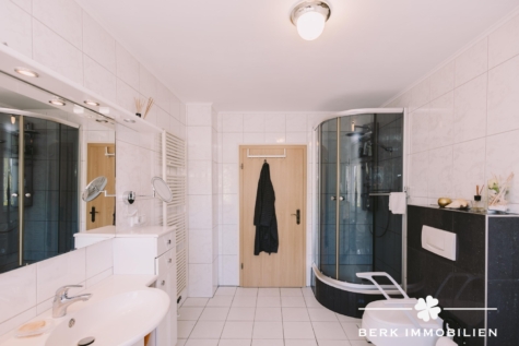 BERK Immobilien – Saniertes 3-Familienhaus mit drei Wohneinheiten, vielseitigem Wohnkeller und großem Garten in Rodgau - EG - Bad mit Dusche (126694)