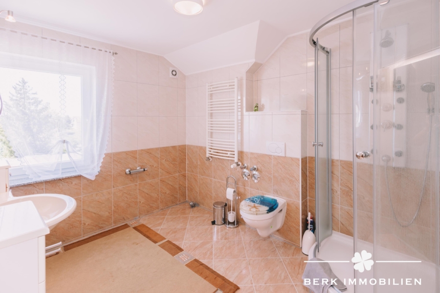 DG - Bad mit Dusche 1/2