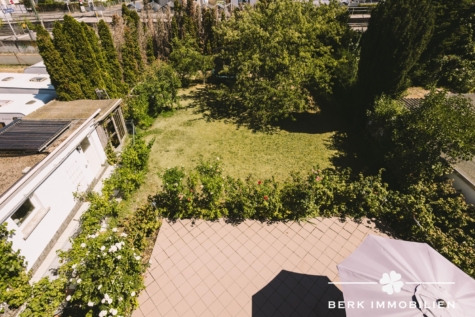 BERK Immobilien – Saniertes 3-Familienhaus mit drei Wohneinheiten, vielseitigem Wohnkeller und großem Garten in Rodgau - DG - Blich vom Balkon (126703)