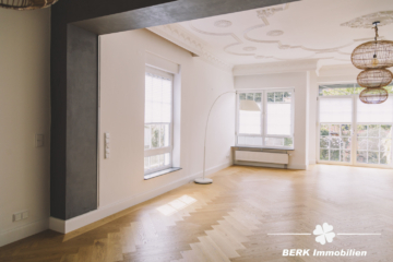 BERK Immobilien – charmante Stilaltbau-Villa mit 3,5 Einheiten in top Lage von HU, direkt an der Kinzig - Wohn-Essbereich EG (107286)