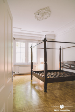 BERK Immobilien – charmante Stilaltbau-Villa mit 3,5 Einheiten in top Lage von HU, direkt an der Kinzig - Schlafzimmer I EG (107291)