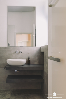 BERK Immobilien – charmante Stilaltbau-Villa mit 3,5 Einheiten in top Lage von HU, direkt an der Kinzig - Bad EG (107295)