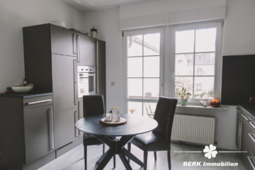 BERK Immobilien – charmante Stilaltbau-Villa mit 3,5 Einheiten in top Lage von HU, direkt an der Kinzig - Küche OG (107303)