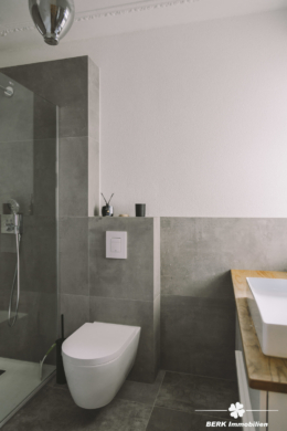 BERK Immobilien – charmante Stilaltbau-Villa mit 3,5 Einheiten in top Lage von HU, direkt an der Kinzig - Bad OG (107306)