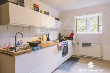 BERK Immobilien – charmante Stilaltbau-Villa mit 3,5 Einheiten in top Lage von HU, direkt an der Kinzig - Küche DG (107312)