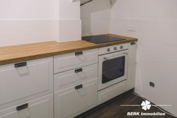 BERK Immobilien – charmante Stilaltbau-Villa mit 3,5 Einheiten in top Lage von HU, direkt an der Kinzig - Küche ELW KG (107315)