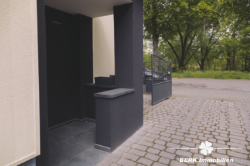 BERK Immobilien – charmante Stilaltbau-Villa mit 3,5 Einheiten in top Lage von HU, direkt an der Kinzig - Hofeinfahrt (107322)